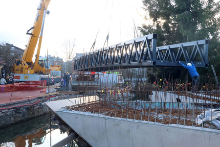 POSTAVITEV BRVI ČEZ CERKNIŠČICO 09 FOTO LJUBO VUKELIČ